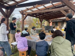 ワークショップにご参加いただいた皆様、ありがとうござました！🐟
発見や学びなどお持ち帰りいただけたでしょうか🔍👀

今回は八王子オープンファクトリー内でのイベントでしたので、僕が普段していることや、これまでどのようなことをしてきたか。また設計の話しなど、スライドを使いながら説明させていただきました📺

あまり参考にならなかったかもしれませんが、こういう風に生きている人もいるんだなーと、頭の片隅に留めていただけたら嬉しいです。

来年もオープンファクトリーが開催される際はエントリーしてみたいと思っています。
新しい発見や学びのあるコンテンツを準備して参りますので、ぜひまた参加をご検討ください🛠️

改めましてワークショップにご参加いただき、ありがとうございました！

また、今回場所を提供していただいた磯沼牧場様 、@isonuma__milkfarm 
お手伝いとして参加してくれた書道家のはーちゃん 
@hacreii 、
本当にありがとうございました！

@hachioji_openfactory