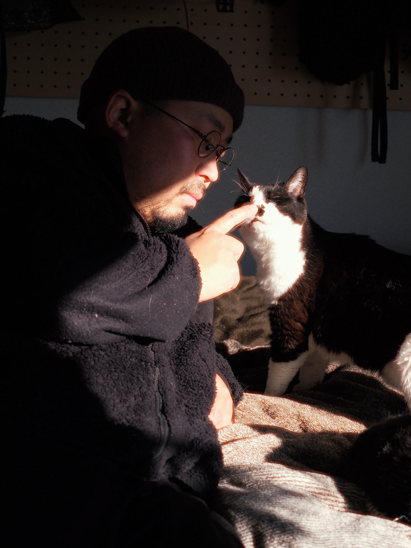 2025年も終わろうとしています。
昨年の夏に会社員を辞め、
今年は自分の意思と責任で舵取りをした一年でした。

手探りのなか色々挑戦し、
たくさんの出会いと気づきがあり、
時に力不足を痛感して。

さまざまな課題にぶつかることばかりでしたが、
どうにか走り抜けることができました。

支えてくださった皆様、本当にありがとうございました。

プロジェクトに参画したり、ワークショップで子供たちのリアルな声を聞いたり、
そのひとつひとつが僕の原動力になっていると感じます。

2026年も自分らしさを忘れず、前向きに進んでいければと思います。これからもどうぞよろしくお願いします。