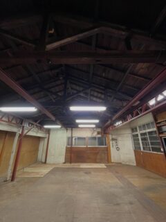 2月から作業場を借りはじめました。
これまで自宅で作業をしてきましたが、
設備や資材で手狭になっていたことに加え、
つくりたいものが増えてきたこともあり、
思い切って契約。
家から車で5分ほどの場所。
多摩川の支流、浅川へも歩いて行ける距離です。
築60年。
壁や床は継ぎはぎされ、
窓の隙間からは向こうの景色が見える、なかなか味のある建物です。
聞けば、大家さんのお祖父さんがここを工場として使っていたそう。
天井にクレーンがあったり、動力が引き込まれていたりと、
その面影が随所に残っています。
余談ですが、今から60年前(昭和41年)に
何があったかを調べて抜粋したものですが、
ビートルズの来日
笑点の放送開始
ベトナム戦争が激化
日本の総人口が1億人を突破
などなど。
日本は高度経済成長が本格化していた時代だったようです。
私もまだ生まれていなかったそんな時代の建物を、
仕事でお世話になっている工務店さんに紹介いただいたのがきっかけで、今回の運びとなりました。
60㎡のワンフロアなのでサイズ的にはコンビニくらい。今の私には持て余す広さです。
年季は入っていますが、物の置き場に困らず、音の出る作業もでき、雨風を凌げるだけでもありがたいです。
隙間時間を使って少しずつ引っ越しをしているので、
本格稼働はもう少しあとになりそうですが、
いろいろ挑戦する場所として活用していければと思います。
作業をしていると、大家さんがあたたかいお茶とお菓子を持ってきてくれたり、
工務店さんが窓にフィルムを貼ってくれたり。
あたたかさを感じるこの場所を少しずつ整えていきます。
不定期になりますが、ワークショップも開催できたらと思っています。
こちらは準備ができ次第、インスタでお知らせします。