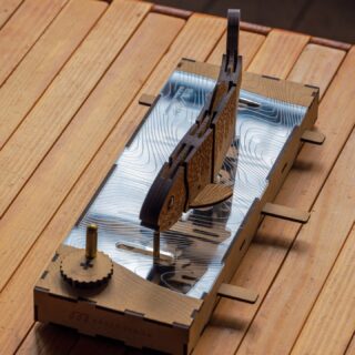 .
【NEW】
機構が見える、透明アクリル ver. の販売をスタートしました。

「ココロメカニカ Vol.01 岩魚／イワナ」に、
内部機構を観察しやすい透明アクリル天板を追加しました。

ギアの回転 → スライダーの往復運動 → 魚のしなやかに泳ぐ。
その仕組みを、これまで以上にじっくり楽しめる仕様です。

天板には学術名を彫刻し、標本や図鑑のような佇まいも味わえるモデルにしました。

これまでのラインナップに透明アクリル ver. を追加。
すでにキットをお持ちの方向けに、透明アクリル天板単体もご用意しています。

商品詳細はプロフィールのリンクからご覧いただけます。

#工作 #魚 #岩魚 #渓流  #釣り