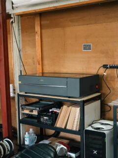 .
新しいレーザー加工機を導入しました🤖

最近はオリジナル製品の製造に加えて、
ご近所の工務店さん(@tumugu_kobo)から看板製作のご依頼などもいただけるようになり、
レーザー加工機の稼働率が上がってきていました。

これまでは1台でがんばっていましたが、
フル稼働が続くこともあり、
万が一故障すると製造そのものがストップしてしまいます。

そこで今回、新たなレーザー加工機を導入することにしました。

出力が高いので、厚みのある木材のカットが可能になり、製造スピードも早くなります。
加えて、アクリルの加工も可能に🛠️
（これまでの機種は方式が異なるため、アクリル加工には対応していませんでした）

というわけで、さっそく「ココロメカニカ Vol.01 岩魚／イワナ」用のスケルトン天板を作りました。※写真3枚目

蓋をした状態でも機構を観察することができます。

オプション品として、近日中に発売予定です。
おたのしみに！