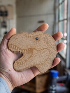 GW中のイベント「つくるんフェスタ@東京たま大恐竜博」に向けて、恐竜のマグネットをつくりました。

画材を使って色を塗り、目の部品とマグネットをつけて完成させます。

ひとつ1,000円の予定です。

モチーフとして選んだのは、ティラノサウルス、ステゴサウルス、トリケラトプス。

私も小さい頃は恐竜に熱狂した一人で、図鑑に穴が空くほど読んでは、色々な恐竜の絵を描いてことをふと思い出しました。

はるか昔、地球にいた彼らのことを想像して、
思い思いの作品を作ってみてください🎨

@tsukurunfesta