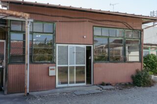 .
連日の雨も落ち着き、
気がつけば、独立して3年目に突入していました。
今年から借りはじめた、築60年のアトリエも、
少しずつ機材が揃い、
ようやく作業場らしくなってきた気がします。
扉の隙間から向こうの景色が見えたり、
この前の台風では雨漏りしたり、
いろいろな虫が入ってきたり。
夏は暑いし、冬は寒い。
それでも、
壁に残った補修跡を見て、
これまでここを借りてきた人のことを想像したり、
滑車のついた天井の赤い鉄骨を眺めたり、
ときどき窓辺にヒヨドリが遊びに来たり。
そういうところも含めて、
なんだか落ち着く空間です。
この場所ができたことで、
お客さんや友人にも制作の現場を見てもらいやすくなり、
知らなかった仕事や業界に触れ、
つくったことのないものを、
いくつも形にすることができました。
場所を持つというのは、
ただ作業するための広さが増えるだけではなく、
人やコトとの接点が増えることなのかも、と思います。
写真3枚目は、
連日遅くまで仕事をしている私を気にかけてか、
大家さんがくれた、自家製の黒にんにく。
お裾分けをいただいたり、
おとなりの工務店の社長さんと
近所の中華料理屋へ行ったり、
一緒に釣りへ出かけたり。
こういう何気ないやりとりも、
この場所に愛着がわく理由の
ひとつなのかもしれません。
3年目も、
ものづくりを楽しむ気持ちを忘れず、
目の前のこと一つひとつに、
丁寧に向き合っていきます。