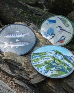 【NEW PRODUCT】

「外へ出かけたくなる道具」をつくりました。

〔 PATABEE / パタビー 〕です。

KNOCK DESIGNが大切にしているのは、
ものづくりを通して、生き物や自然の魅力を伝えること。

これまでは工作キットやからくりを中心に、
つくる楽しさや、仕組みを知る面白さを届けてきました。

今回は少し視点を変えて、
自然の中へ持ち出し、使って遊べるアイテムです。

手のひらサイズで持ち歩いて、
使いたいときに、パッとひらく。

暑いときには、うちわとして。
広い場所では、飛ばして遊んで。
ちょっと休みたいときには、地面に敷いて座る。
荷物を置いたり、日差しを遮ったり。

使い方をひとつに決めない、
自由で身軽なアイテムです。

フェスやキャンプ、登山、公園はもちろん、
季節を問わず、いつものお出かけにも。

「あったら、ちょっといい。」

そんな小さな便利と楽しさを、
一枚に詰め込みました。

重さは、わずか約20g。
素材には、軽量で耐久性に優れたタイベックを採用しています。

小さく折りたたんで、付属の収納袋へ。
カラビナ付きなので、バックパックやサコッシュに取り付けて、気軽に持ち歩けます。

デザインは、
生き物や自然をさまざまな角度から切り取った全5種類。

稜線 － 燕岳 －
渓流 － イワナ／ヤマメ －
里山 － 野鳥 －
民藝 － 木彫りのクマ －
菌界 － キノコ －

今回の絵柄のうち、
燕岳・イワナ／ヤマメ・野鳥のイラストは、
イラストレーターのTsunoda Eriさん（@eri_twelvetone）に描いていただきました。

それぞれの絵柄に、それぞれの物語を。

自然の魅力を、もっと身近に。
お気に入りの一枚を連れて、外へ出かけよう。

【PATABEE / パタビー】

8月10日頃発売予定
価格：1,980円（税込）

WEBサイト・販売ページも近日公開予定です。
詳細は、改めてお知らせします。
※一部アイテムは仕様が変わります。